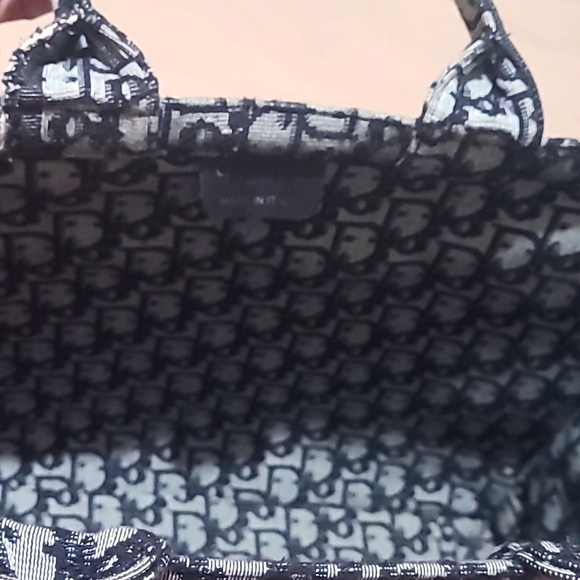 Beutiful  cd blue bag large size( Price  Firm) - Picture 9 of 11